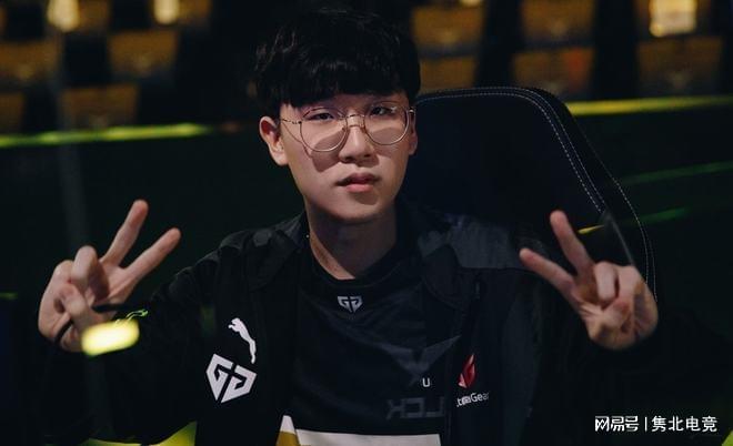 育赛场上 育赛场上